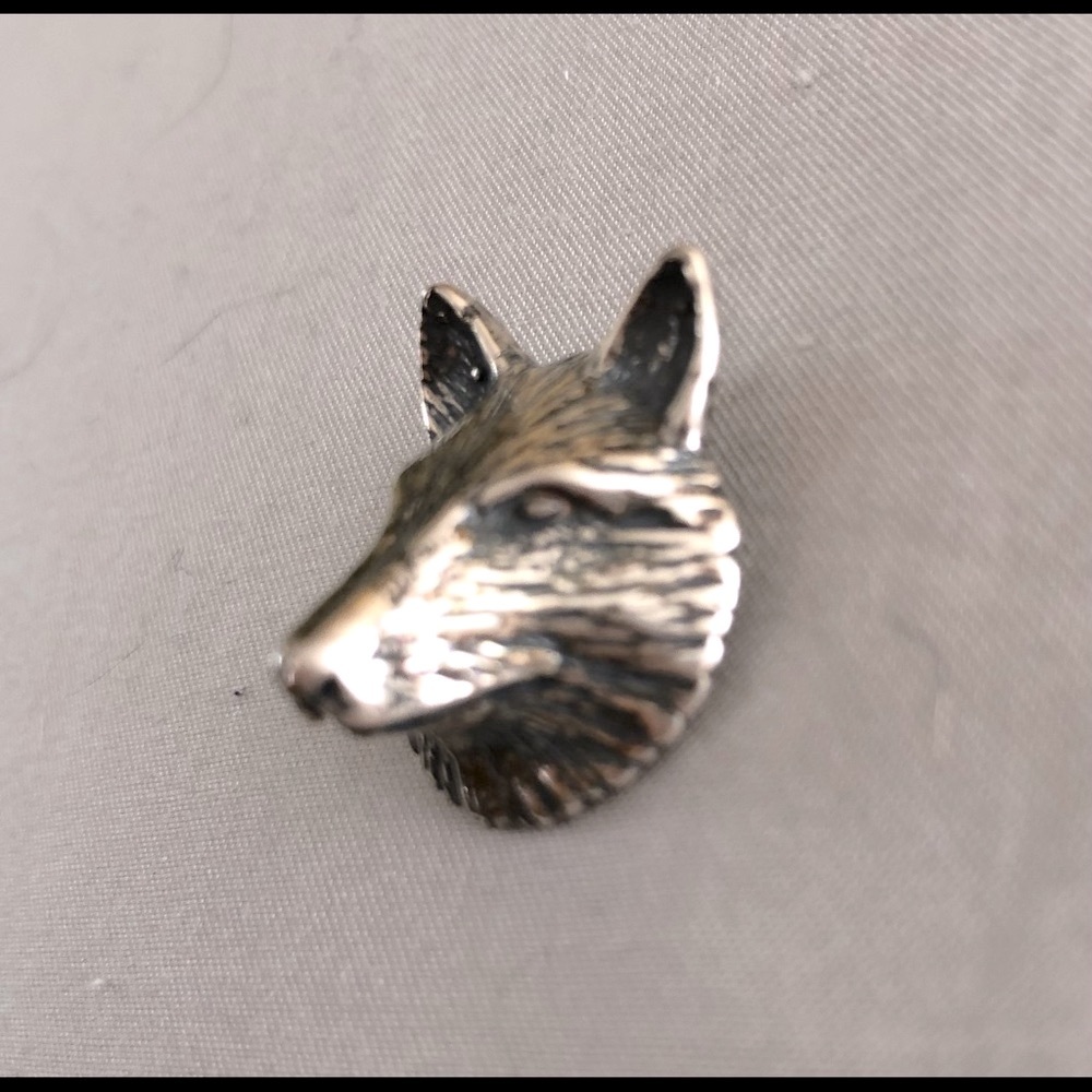 Wolf Pendant. Very realistic. Good weight. Approx 3/4 inch wide.  Firm Price!!